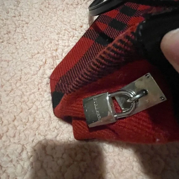 BURBERRY TOTE. FUN FLANNEL DESIGN INCLUDED FOR THE LOCK. Multiple pockets - Picture 4 of 10